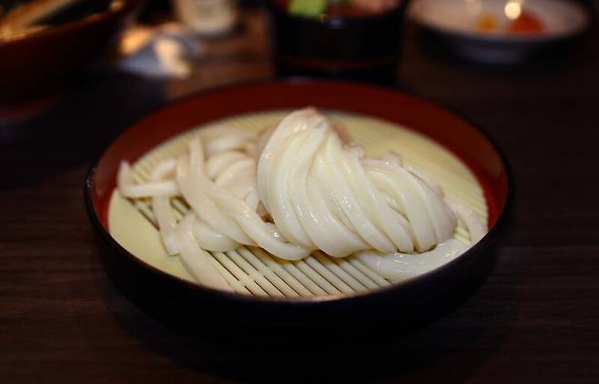 찬 쯔유(간장 소스)에 면을 찍어 먹는 ‘우동선’의 자루우동. ‘우동선’은 독특한 식감을 자랑하는 자루우동 등으로 ‘우동 성지’로 알려져 있다. 박미향 기자