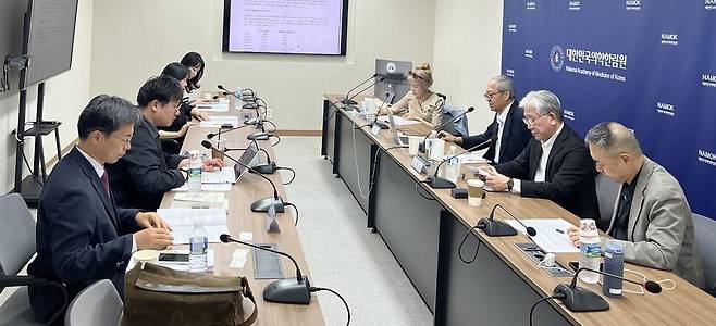 지난달 30일 서울 중구 의학한림원 회의실에서 진행된 의학한림원 의학용어개발및표준화위원회 ‘제70회 의학용어 원탁토론회’ 모습. 맨 왼쪽부터 시계방향으로 김인겸 의학한림원 부원장(경북대 의대 교수), 최지현 건강한겨레 기자, 강현화 연세대 교수, 신정원 분당서울대병원 교수(위원회 위원), 노혜린 인제대 의대 교수(위원회 위원장), 은희철 서울대 의대 명예교수(위원회 위원), 송영빈 이화여대 교수, 황건 국군수도병원 교수(전 대한의사협회 의학용어위원회 위원장). 대한민국의학한림원 제공