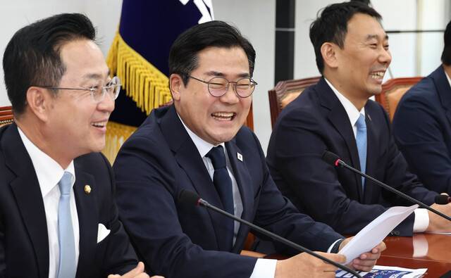 박찬대 더불어민주당 당대표 직무대행 겸 원내대표가 12일 오전 국회에서 고별기자간담회를 하며 웃고 있다. 윤운식 선임기자 yws@hani.co.kr