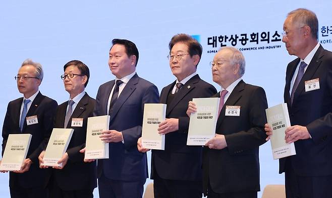 이재명 대통령이 후보 시절이던 지난 5월8일 오전 서울 중구 대한상공회의소에서 열린 경제5단체장과 간담회에 참석해 정책제언집을 들고 함께 기념사진을 찍고 있다. 최진식(왼쪽부터) 한국중견기업연합회 회장, 윤진식 한국무역협회 회장, 최태원 대한상공회의소 회장, 이 후보, 손경식 한국경영자총협회 회장, 류진 한국경제인연합회 회장. 신소영 기자 viator@hani.co.kr