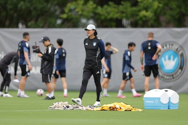 김판곤 울산 현대 감독이 9일(현지시각) 미국 노스캐롤라이나주 샬럿의 경기장에서 2025 국제축구연맹(FIFA) 클럽월드컵 대비 훈련에서 선수단을 지도하고 있다. 한국프로축구연맹 제공