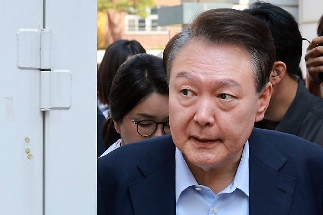 윤석열 전 대통령과 김건희 여사가 제21대 대통령 선거일인 3일 서울 서초구 원명초등학교에 마련된 서초4동제3투표소에서 투표를 마친 뒤 차량으로 향하고 있다. 공동취재사진