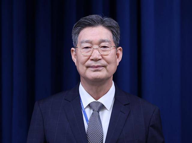 오광수 신임 민정수석이 8일 서울 용산구 대통령실 청사에서 열린 인선 발표 브리핑에 참석하고 있다. 뉴스1
