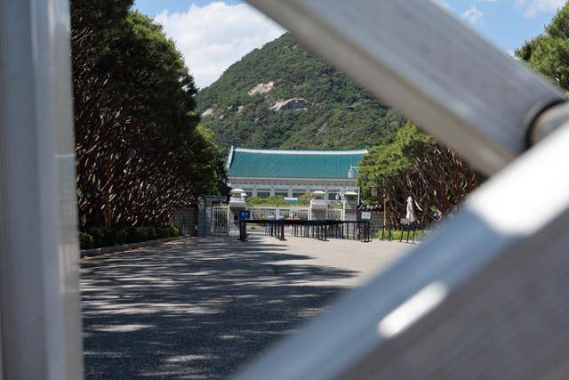 휴관일이었던 4일 서울 종로구 청와대 모습. 이재명 대통령은 대통령 집무실을 청와대로 이전할 방침이다. 다만 청와대 개·보수 작업이 완료될 때까지는 용산 대통령실로 출근한다. 연합뉴스