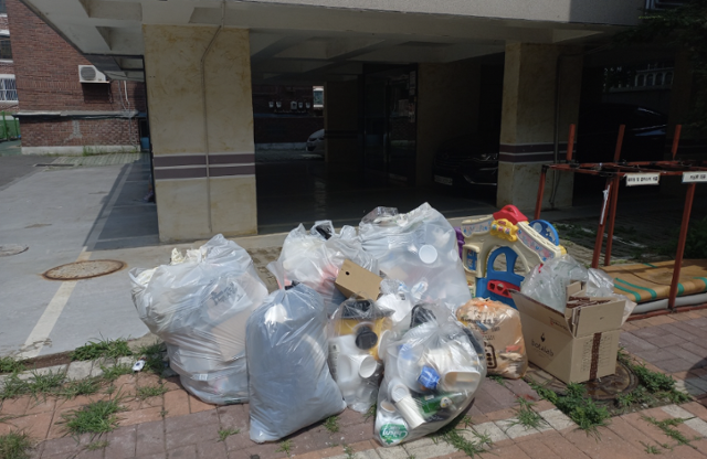 서울 은평구 한 빌라 앞에 제대로 분리배출되지 않은 재활용 쓰레기 봉투들이 무더기로 쌓여 있다. 한국일보 자료사진