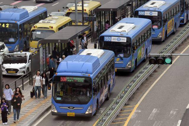 지난달 28일 서울 중구 서울역 환승센터에서 버스가 정상 운행되고 있다. 강예진 기자