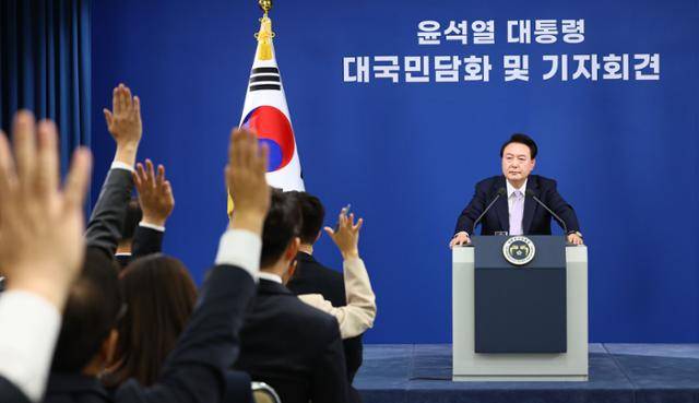 윤석열 전 대통령이 2024년 11월 7일 용산 대통령실 청사 브리핑실에서 열린 대국민담화 및 기자회견에서 취재진의 질문에 답하고 있다. 대통령실사진기자단