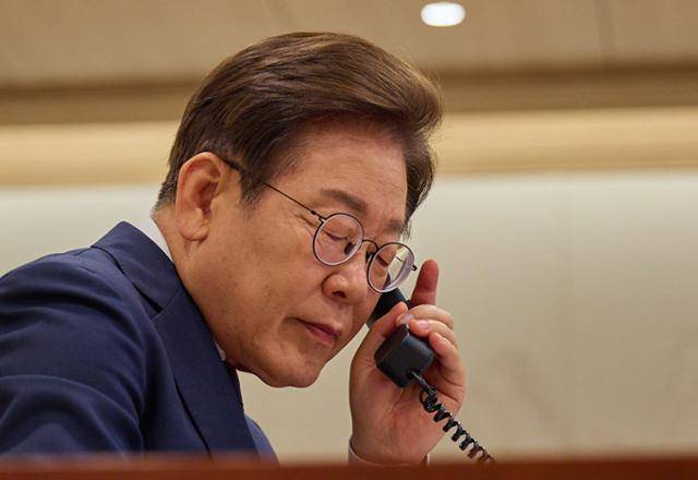 이재명 대통령이 11일 서울 용산구 대통령실 청사 집무실에서 페트르 피알라 체코 총리와 전화 통화를 하고 있다. 뉴스1