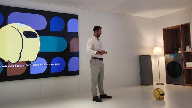 2024년 9월 6일 독일 베를린에 마련된 유럽 최대 가전전시회 IFA 2024 삼성전자 전시 부스에서 인공지능 로봇 볼리(Ballie)가 개인 맞춤형 서비스를 시연하고 있다. 한국일보 자료사진