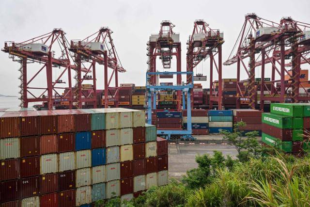 컨테이너 화물이 지난달 28일 중국 저장성 닝보시의 닝보저우산항에 쌓여 있다. 닝보=AFP 연합뉴스