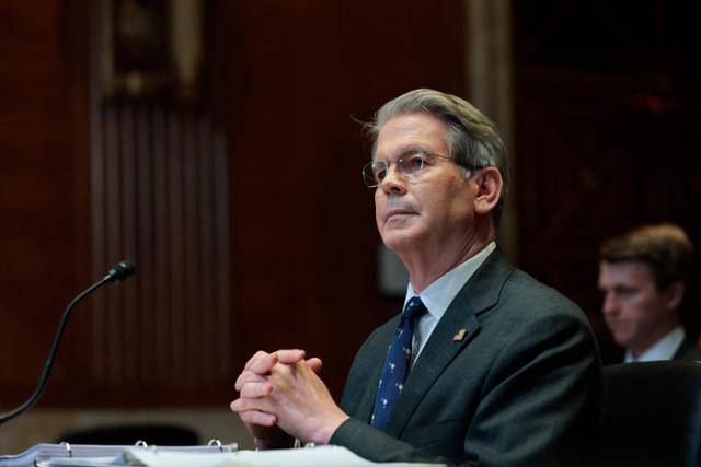 스콧 베선트 미국 재무부 장관이 11일 워싱턴 상원 건물에서 열린 예산위원회에 참석해 증언하고 있다. 워싱턴=AFP 연합뉴스