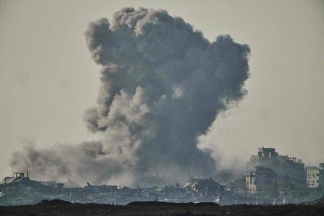 11일 이스라엘 남부에서 바라본 팔레스타인 가자지구에서 이스라엘 측 공격으로 큰 연기가 치솟고 있다. AP 연합뉴스