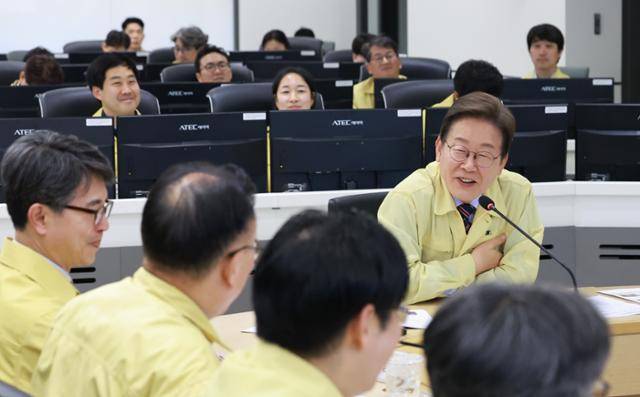 이재명 대통령이 12일 서울 서초구 한강홍수통제소에서 수해 대비 현장 점검 회의를 주재하고 있다. 연합뉴스