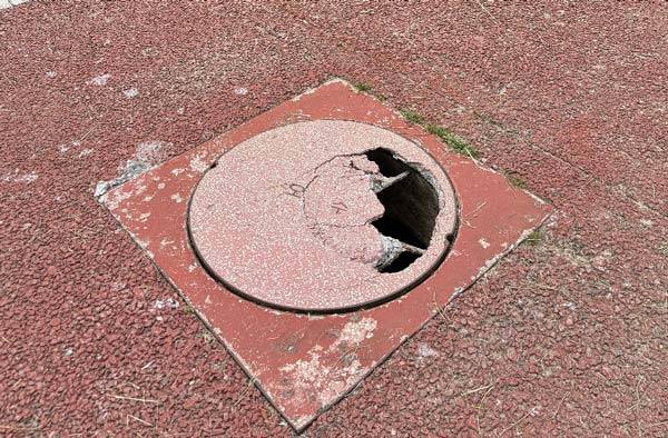콘크리트 맨홀 뚜껑이 파손된 모습./부속사진=네이버 카페 '창원현동닷컴' 캡처