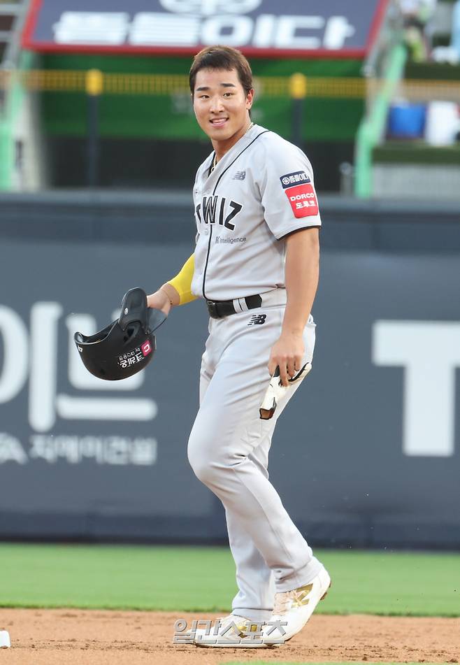 20일 오후 수원 KT위즈파크에서 열린 2025 프로야구 KIA와 KT 경기. KT 안현민이 1회 1사 1루서 우월 2루타를 날리고 기뻐하고 있다. 수원=정시종 기자 capa@edaily.co.kr /2025.05.20.