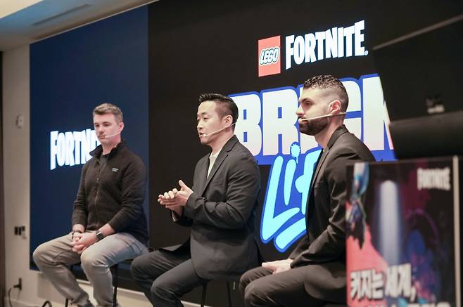 에픽게임즈 에릭 윌리엄슨(왼쪽부터) 디자인 시니어 디렉터, 박성철 한국 지사 대표, 마이클 모든 파트너십 시니어 디렉터가 11일 서울 강남에서 열린 '포트나이트 확장 출시' 기자간담회에서 발언하고 있다. 에픽게임즈 제공