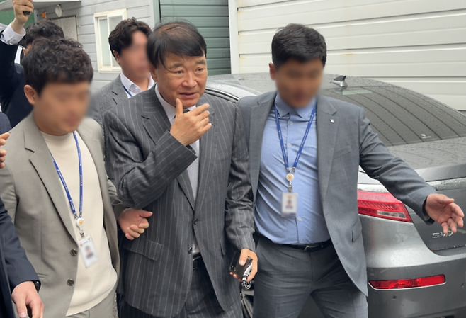 연행되는 김상철 한글과컴퓨터 회장. 연합뉴스