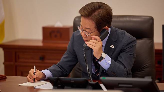 베트남 국가주석과 전화 통화하는 이재명 대통령 2025.6.12 [대통령실 제공]