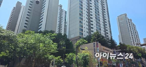 집값이 급등하며 서울 자치구 중 성동구에선 매물 급감현상이 가장 크게 나타났다. 향후 집값 상승 기대감이 크게 작용한 것으로 풀이된다. 사진은 성동구 행당한진타운 단지 전경. 2025.6.11.[사진=이수현 기자]