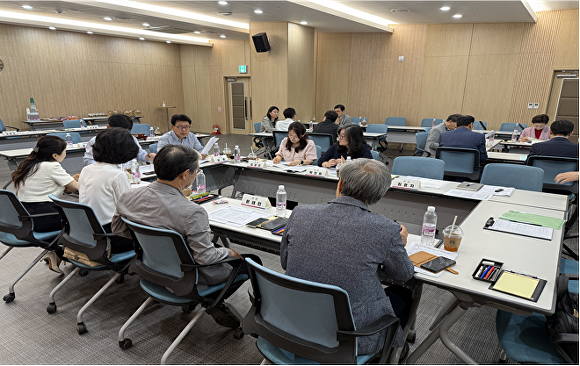 부산·경남 행정통합 공론화위원회 제7차 회의를 진행하고 있다. [사진=부산광역시]