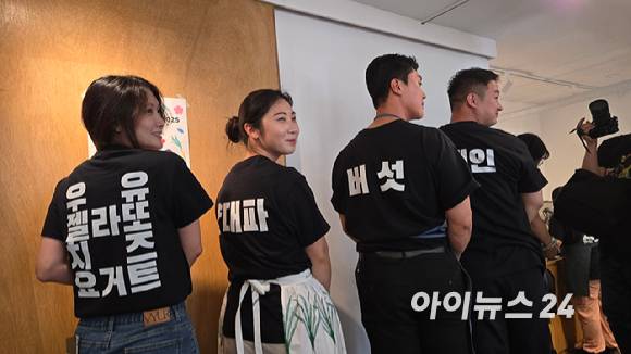 NS홈쇼핑 뉴파머스 팝업 레스토랑에서 청년농부들이 자신들이 재배하는 식재료를 소개하고 있다. [사진=진광찬 기자]