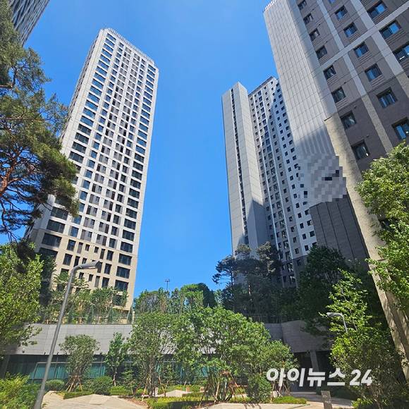 지하 1층에 커뮤니티센터 '클럽 자이안'이 들어선 '메이플자이' 아파트의 일부 동 전경. 2025.06.11 [사진=이효정 기자 ]