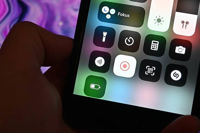 스마트폰 화면 녹화 기능을 이용하면 별도 기기 없이도 화면을 녹화할 수 있다 / 출처=셔터스톡