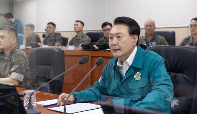 지난해 8월 21일 당시 윤석열 대통령이 을지 자유의 방패(UFS·을지프리덤실드) 연습에서 청록색 민방위복을 입은 모습