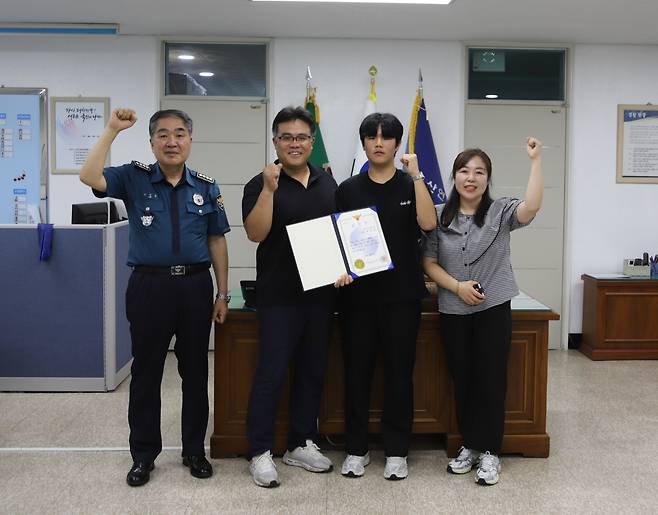 기념 촬영하는 최성윤군. 사진 부산 연제경찰서