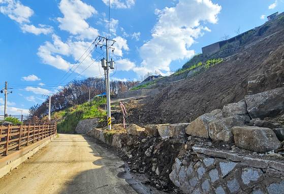영덕 죽리 마을. 지난 산불에 갯마을도 탔다. 해안 언덕에 붙어 있던 집이 모두 사라져 버렸다. 손민호 기자