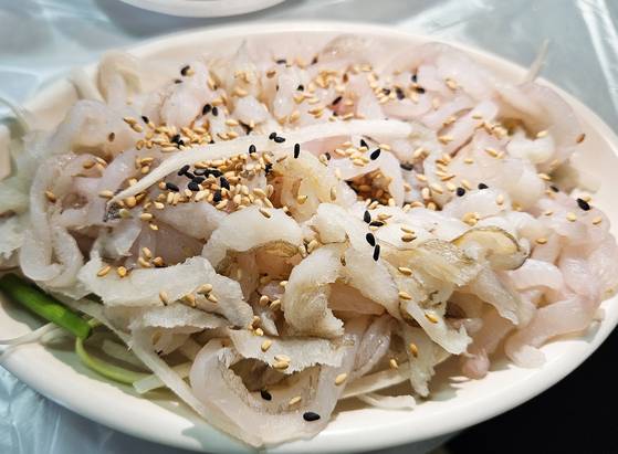 영덕은 대게의 고장이다. 그러나 대게는 6월부터 금어기여서 먹을 수 없다. 대신 여름에는 물가자미가 좋다. 사진은 물가자미회. 고소하고 졸깃졸깃하다. 손민호 기자