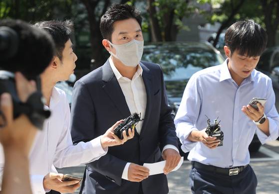 특정경제범죄가중처벌법상 사기 등 혐의를 받는 프로골퍼 안성현씨가 지난 2023년 9월 1일 서울 양천구 서울남부지방법원에서 열린 구속 전 피의자 심문(영장실질심사)에 출석하고 있다. 연합뉴스
