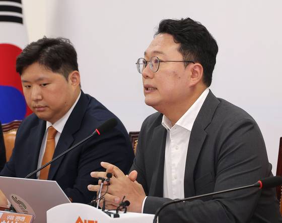 개혁신당 천하람 원내대표 겸 당대표 권한대행이 12일 국회에서 열린 최고위원회의에서 발언하고 있다. 개혁신당은 이날 7월 전당대회 준비위원회 구성에 착수했다고 밝혔다. 연합뉴스