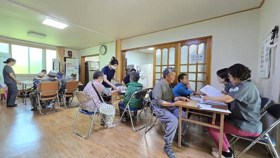 지난 11일 충남 청양군 남양면 흥산1리 경로당에 마련된 '찾아가는 의료원'을 찾은 마을 주민들이 진료를 받고 있다. 신진호 기자