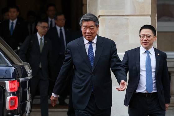 10일 허리펑 중국 부총리가 미·중 경제통상협상을 마치고 런던 랭카스터 하우스를 떠나고 있다. 회담 후 양국은 ‘런던 프레임워크’에 합의를 이뤘다고 밝혔다. 로이터