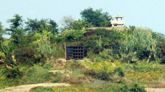 지난해 10월 10일 인천시 강화군 교동도에서 바라본 북한 지역 확성기에서 소음이 송출되고 있다. 뉴스1