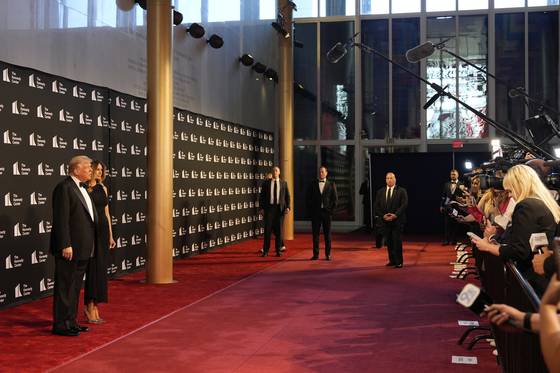 도널드 트럼프 미국 대통령(왼쪽)과 멜라니아 트럼프 영부인이 11일(현지시간) 워싱턴 D.C. 케네디 센터에서 취재진 앞에 서 있다. AP=연합뉴스