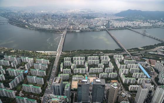 '서울스카이' 전망대에서 바라본 서울 성동구와 송파구, 광진구 일대 아파트 단지 모습. 연합뉴스