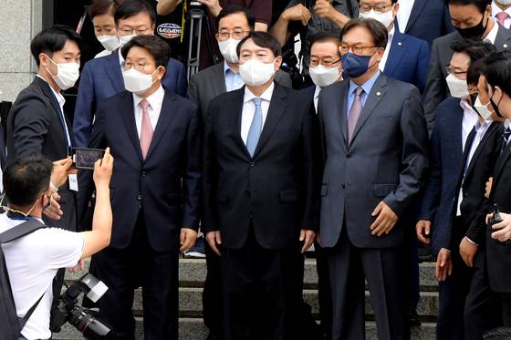 2021년 6월 29일 당시 윤석열 전 대통령이 서울 서초구 매헌 윤봉길 의사 기념관에서 대선 출마 기자회견을 앞두고 권성동, 정진석 등 국민의힘 의원들과 건물 밖으로 나와 지지자들을 만나고 있다. 오종택 기자