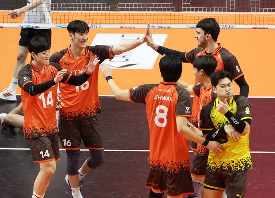 기뻐하는 OK저축은행 선수들 (안산=연합뉴스) 홍기원 기자 = 13일 경기도 안산상록수체육관에서 열린 프로배구 V리그 남자부 OK저축은행 읏맨과 현대캐피탈 스카이워커스의 경기. 득점에 성공한 OK저축은행 선수들이 기뻐하고 있다. 2025.2.13 xanadu@yna.co.kr (끝) 〈저작권자(c) 연합뉴스, 무단 전재-재배포, AI 학습 및 활용 금지〉