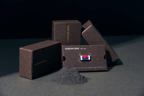 '121723 끝까지 찾아야 할 태극기' 캠페인의 일환으로 제작된 태극기 배지. 사진 한화 이글스