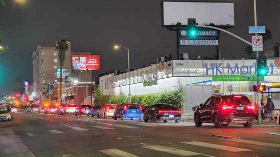 11일(현지시간) 오후 9시께 미국 로스앤젤레스(LA) 코리아타운에 트럼프 정부의 강경한 이민 정책에 반대하는 시위대가 기습 시위를 벌였다. 지난 6일 LA에서 대규모 시위가 시작된 이후 코리아타운에 시위대가 진입한 건 이번이 처음이다. 로스앤젤레스=강태화 특파원