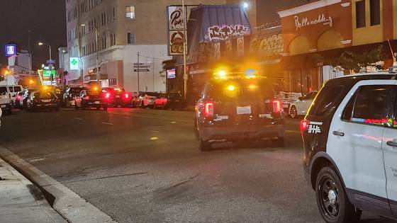 11일(현지시간) 오후 9시께 미국 로스앤젤레스(LA) 코리아타운에 트럼프 정부의 강경한 이민 정책에 반대하는 시위대가 기습 시위를 벌였다. 지난 6일 LA에서 대규모 시위가 시작된 이후 코리아타운에 시위대가 진입한 건 이번이 처음이다. 로스앤젤레스=강태화 특파원