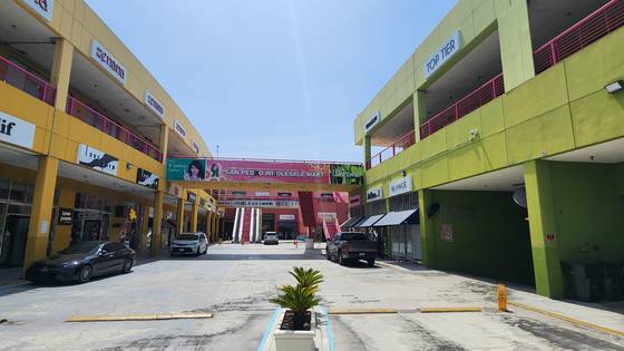 11일(현지시간) 미국 로스앤젤레스(LA) 패션 디스트릭트에 위치한 '자바(Jobber) 시장' 거리가 텅 비었다. 이곳은 LA 한인 사회 경제의 근간이 되는 의류업이 집중된 곳이다. 자바 시장 상점의 상당수는 한인들이 운영하고 있는데, 대대적 체포 작전이 전개되면서 상당수의 히스패닉들이 체포되거나 자취를 감췄다. 로스앤젤레스=강태화 특파원