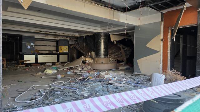 ▲ 춘천 A호텔 내부. 천장이 무너져 내렸고, 건물 곳곳에 술병과 담배꽁초 등이 보인다.  정민엽 기자