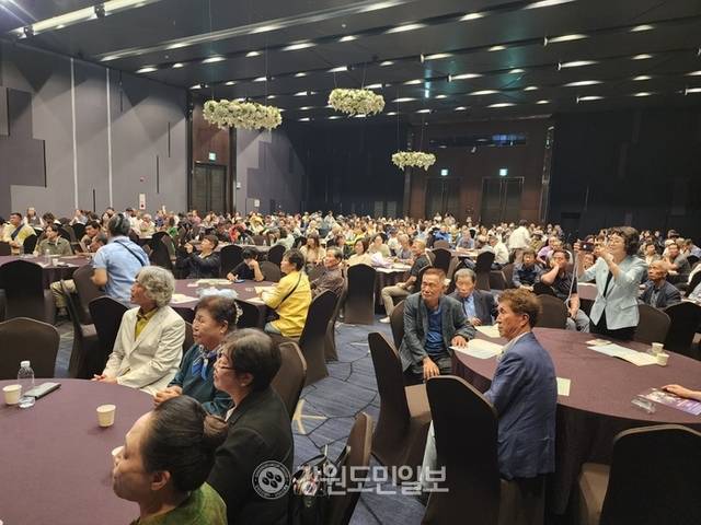 ▲ 2025 강원무형유산대제전, 제18회 강원무형유산대상 시상식이 12일 쏠비치 삼척에서 동해망상농악보존회(대상) 등 수상자들과 도내 전통 전승인들이 참석한 가운데 열렸다.