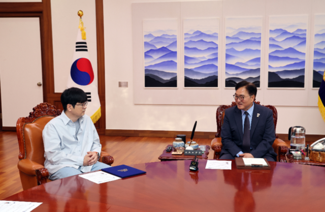 ▲ 우원식 국회의장은 12일 의장집무실에서 탁현민 전 청와대 의전비서관(왼쪽)을 국회의장 행사기획자문관으로 위촉했다.  국회 제공