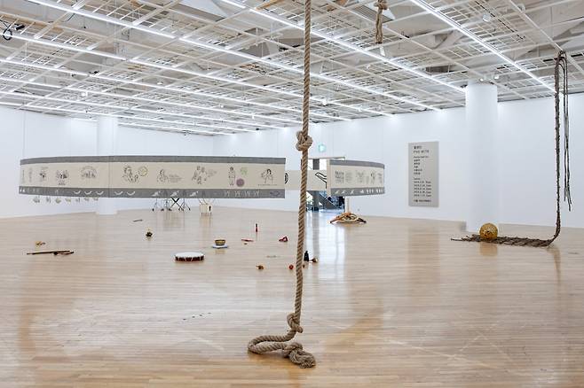 홍영인의 개인전 설치 전경. 가운데 공간에 전시 대표작인 ‘퍼포먼스 다섯 극을 위한 매뉴얼’이 매달려 있다. /아트선재센터