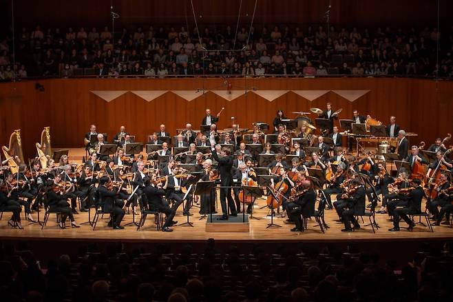 지휘자 메켈레와 파리 오케스트라, 사진=빈체로