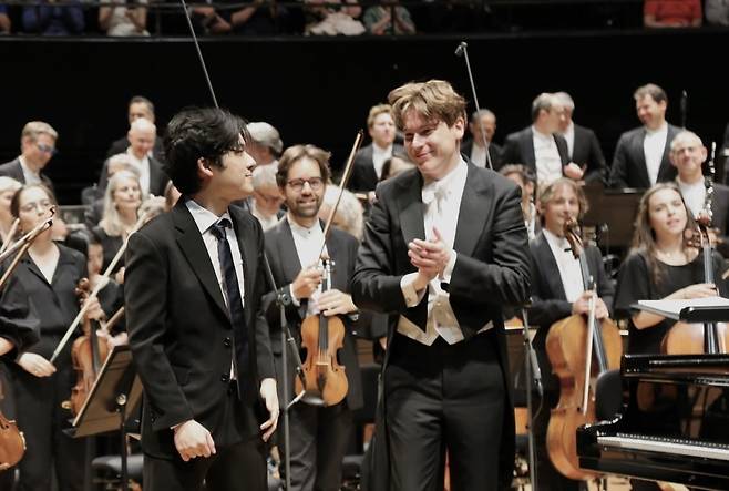 흡족한 표정의 임윤찬과 클라우스 메켈레 _ 사진. ⓒ이진섭